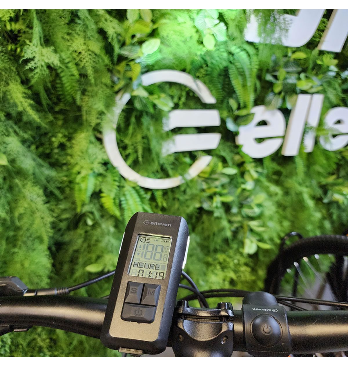 FAROL SINALIZADOR COM CICLOCOMPUTADOR INTEGRADO 150 LUMENS 